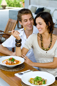 <b>Dining Out With Food Allergies: Expert Advice for a Safe Meal</b>“></td><td><p>(<a href=